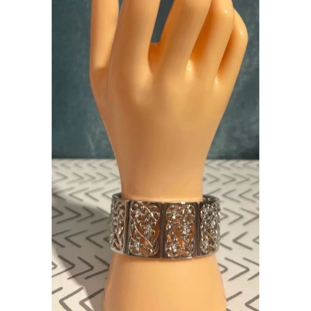 Stretch bracelet.